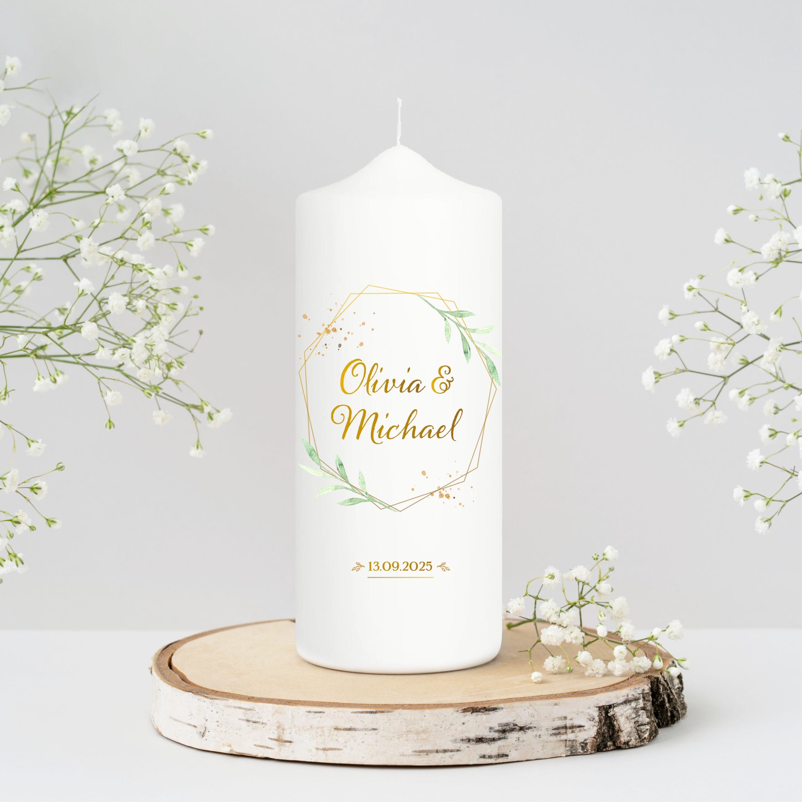 Auf dem Bild ist das Produkt: Weiße personalisierbare Hochzeitskerze geometrischer Rahmen mit Blättern personalisiert Hochzeitsgeschenk Spruch, Valentinstagsgeschenk zum Preis von €5.9 abgebildet.