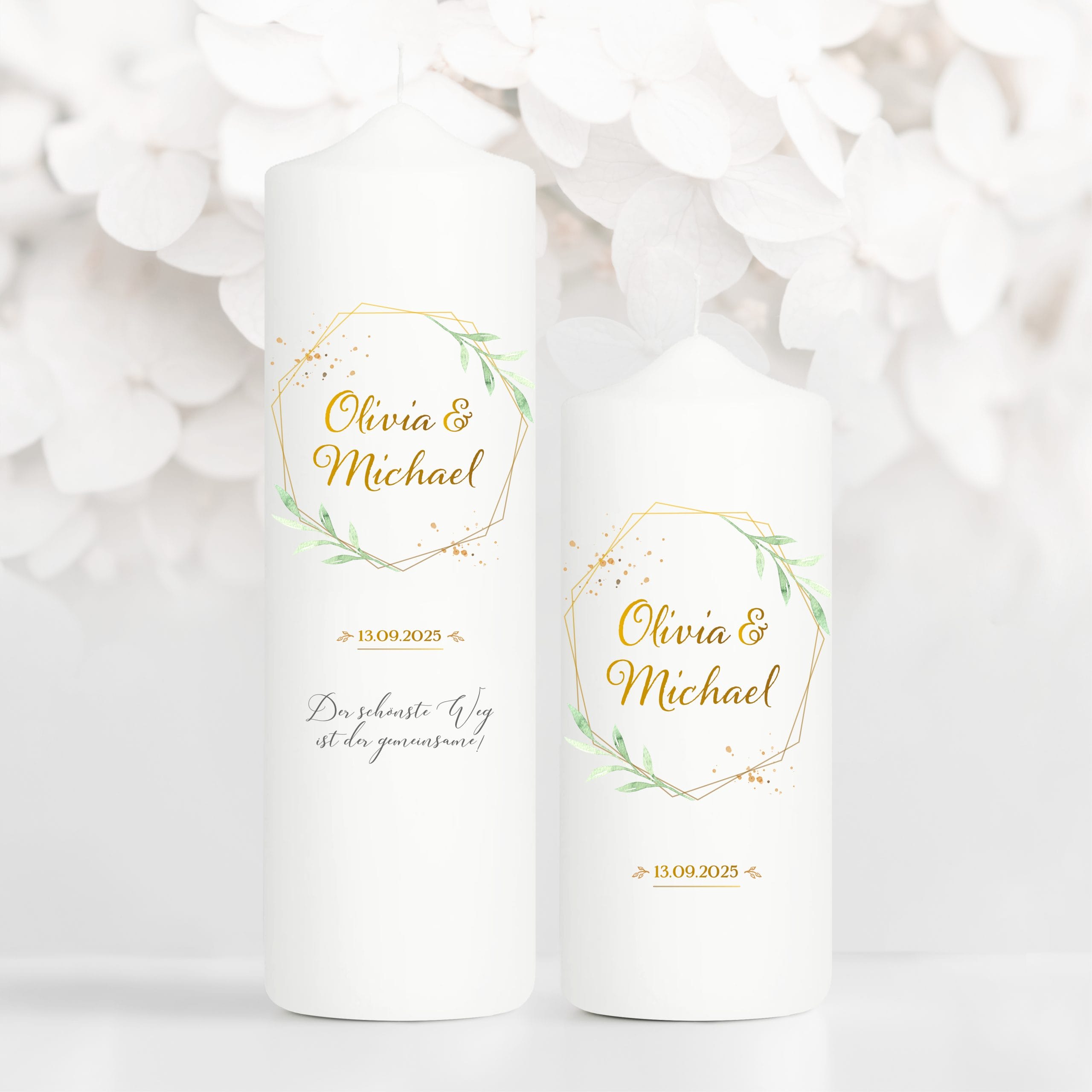 Auf dem Bild ist das Produkt: Weiße personalisierbare Hochzeitskerze geometrischer Rahmen mit Blättern personalisiert Hochzeitsgeschenk Spruch, Valentinstagsgeschenk zum Preis von €5.9 abgebildet.