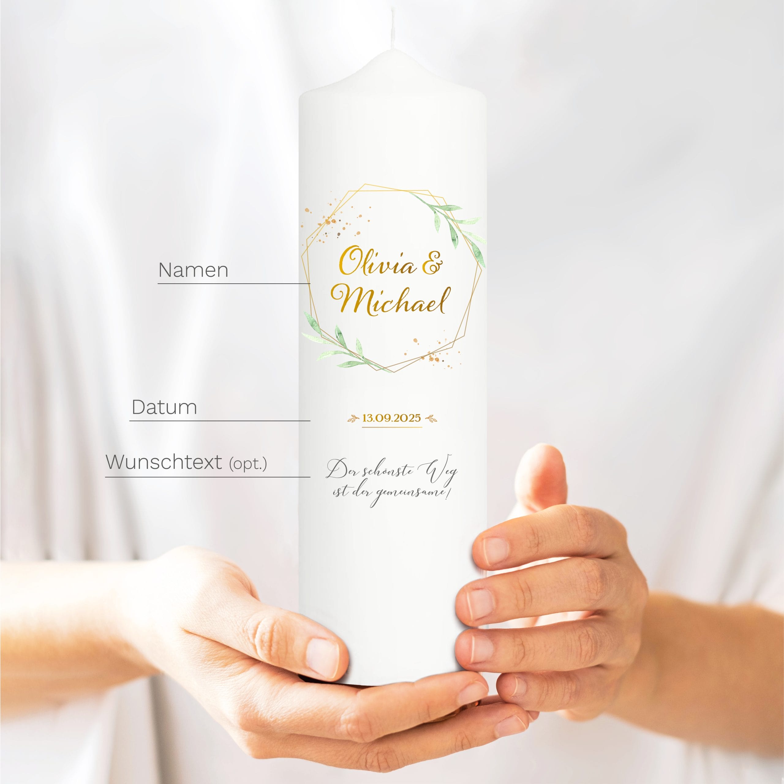 Auf dem Bild ist das Produkt: Weiße personalisierbare Hochzeitskerze geometrischer Rahmen mit Blättern personalisiert Hochzeitsgeschenk Spruch, Valentinstagsgeschenk zum Preis von €5.9 abgebildet.
