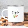 Auf dem Bild ist das Produkt: Campingbecher Emaille Herbst Rehkitz und Igel mit Blätterkranz Becher mit Namen zum Preis von €18.9 abgebildet.