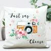 Auf dem Bild ist das Produkt: Deko Kissen Fotokamera “Just say cheese” Geschenk Geburtstag zum Preis von €29.9 abgebildet.
