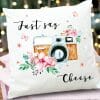 Auf dem Bild ist das Produkt: Deko Kissen Fotokamera “Just say cheese” Geschenk Geburtstag zum Preis von €29.9 abgebildet.