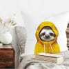 Auf dem Bild ist das Produkt: Herbstlich bedrucktes Kissen mit Aufdruck Faultier im Regenmantel, Geschenk zum Preis von €11.90 abgebildet.