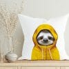 Auf dem Bild ist das Produkt: Herbstlich bedrucktes Kissen mit Aufdruck Faultier im Regenmantel, Geschenk zum Preis von €11.90 abgebildet.