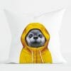 Auf dem Bild ist das Produkt: Herbstlich bedrucktes Kissen mit Aufdruck Robbe im Regenmantel Geschenk zum Preis von €11.90 abgebildet.