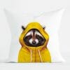 Auf dem Bild ist das Produkt: Herbstlich bedrucktes Kissen mit Aufdruck Waschbär im Regenmantel, Geschenk zum Preis von €18.9 abgebildet.