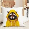 Auf dem Bild ist das Produkt: Herbstlich bedrucktes Kissen mit Aufdruck Waschbär im Regenmantel, Geschenk zum Preis von €18.9 abgebildet.
