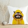 Auf dem Bild ist das Produkt: Herbstlich bedrucktes Kissen mit Aufdruck Waschbär im Regenmantel, Geschenk zum Preis von €18.9 abgebildet.