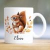 Auf dem Bild ist das Produkt: Keramik Tasse Eichhörnchen und Herbstblätter personalisiert Wunschname zum Preis von €18.9 abgebildet.