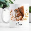 Auf dem Bild ist das Produkt: Keramik Tasse Eichhörnchen und Herbstblätter personalisiert Wunschname zum Preis von €18.9 abgebildet.