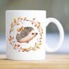 Auf dem Bild ist das Produkt: Keramik Tasse Igel und Herbstblätter personalisiert Wunschname zum Preis von €18.9 abgebildet.