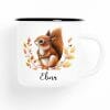 Auf dem Bild ist das Produkt: Kindertasse Emaille Becher Eichhörnchen und Blätter personalisiert mit Wunschname zum Preis von €18.9 abgebildet.