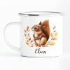 Auf dem Bild ist das Produkt: Kindertasse Emaille Becher Eichhörnchen und Blätter personalisiert mit Wunschname zum Preis von €18.9 abgebildet.