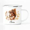 Auf dem Bild ist das Produkt: Kindertasse Emaille Becher Eichhörnchen und Blätter personalisiert mit Wunschname zum Preis von €18.9 abgebildet.