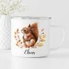 Auf dem Bild ist das Produkt: Kindertasse Emaille Becher Eichhörnchen und Blätter personalisiert mit Wunschname zum Preis von €18.9 abgebildet.