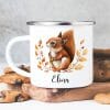 Auf dem Bild ist das Produkt: Kindertasse Emaille Becher Eichhörnchen und Blätter personalisiert mit Wunschname zum Preis von €18.9 abgebildet.