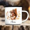 Auf dem Bild ist das Produkt: Kindertasse Emaille Becher Eichhörnchen und Blätter personalisiert mit Wunschname zum Preis von €18.9 abgebildet.