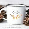 Auf dem Bild ist das Produkt: Kindertasse Emaille Becher Igel und Blätter Herbst mit Namen zum Preis von €18.9 abgebildet.