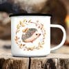 Auf dem Bild ist das Produkt: Kindertasse Emaille Becher Igel und Blätter Herbst mit Namen zum Preis von €18.9 abgebildet.
