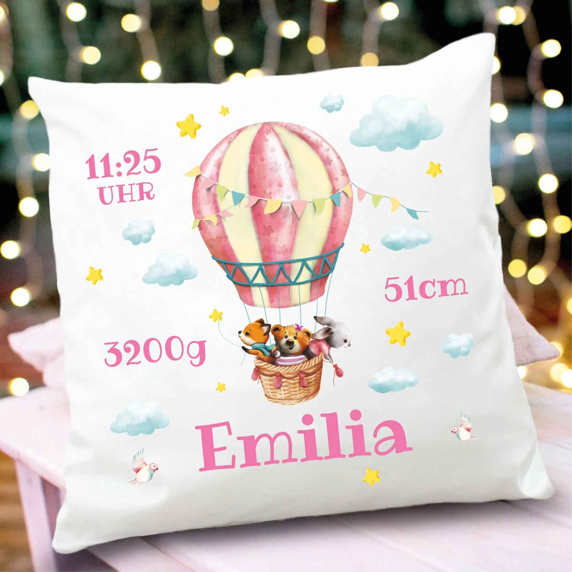 Auf dem Bild ist das Produkt: Kissen Geburt Heißluftballon Luftballons Waldtiere Bär Fuchs Geschenk personalisiert Geburtskissen zum Preis von €16.90 abgebildet.