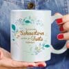 Auf dem Bild ist das Produkt: Perlmutt Tasse "Nur die besten Schwestern werden zur Tante befördert…" bedruckt Schimmereffekt zum Preis von €18.9 abgebildet.