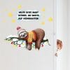 Auf dem Bild ist das Produkt: Türaufkleber Wandtattoo Faultier auf Ast mit Lichterkette und Sternen, Kinderzimmer Sticker Kind zum Preis von €19.9 abgebildet.