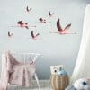 Auf dem Bild ist das Produkt: Wandtattoo Kinderzimmer fliegende Flamingos Dekoration Babyzimmer Mädchen Wandbild zum Preis von €29.9 abgebildet.
