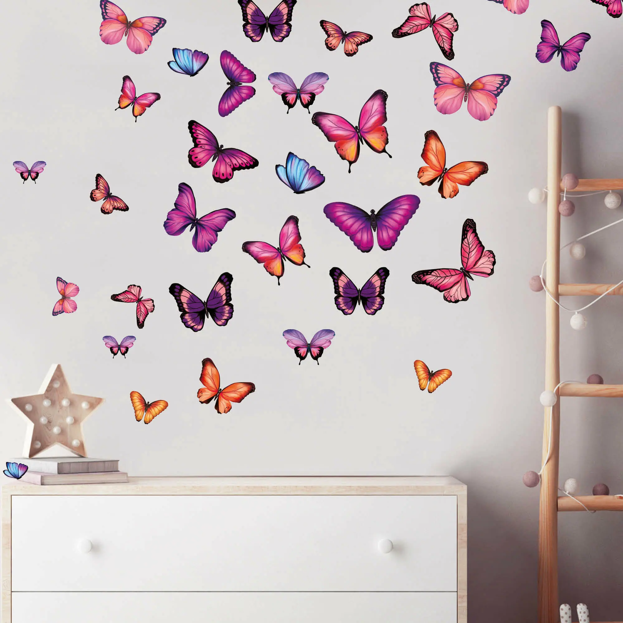 Auf dem Bild ist das Produkt: Wandtattoo Kinderzimmer Schmetterlinge in unterschiedlichen Rosa Tönen, Kinderzimmerdeko, Babyzimmer zum Preis von €24.9 abgebildet.