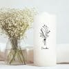 Auf dem Bild ist das Produkt: Weiße Kerze mit Blumenstrauß und Schriftzug Danke Geschenk Geburtstag Einfach Danke Blumen zum Preis von €5.9 abgebildet.
