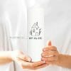 Auf dem Bild ist das Produkt: Weiße Kerze zum Einzug “Happy New Home” mit Spruch und Haus zum Preis von €5.9 abgebildet.