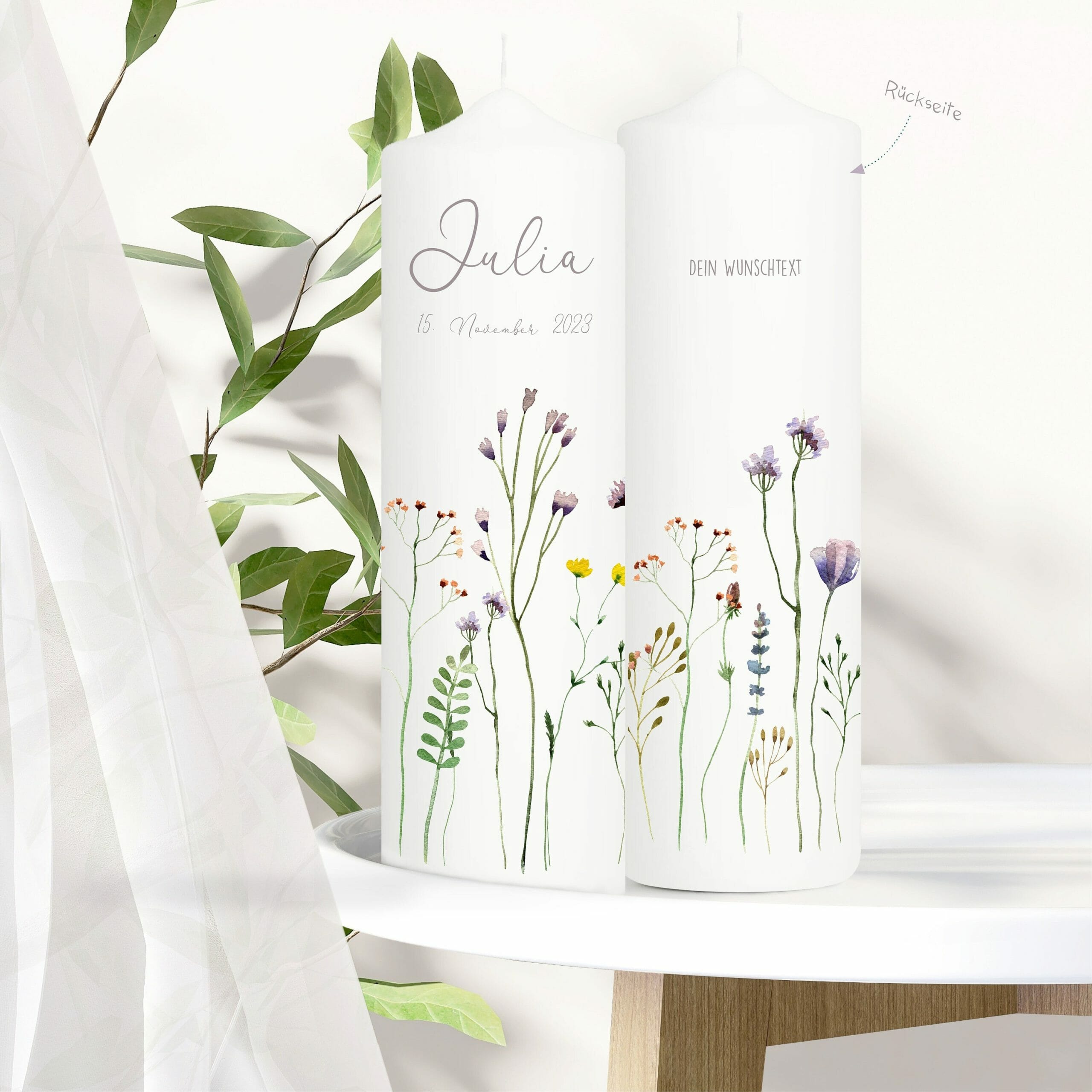 Weiße Kerze zur Taufe oder Geburt beidseitig bedruckt mit zarten Wildblumen und Wildgräsern
