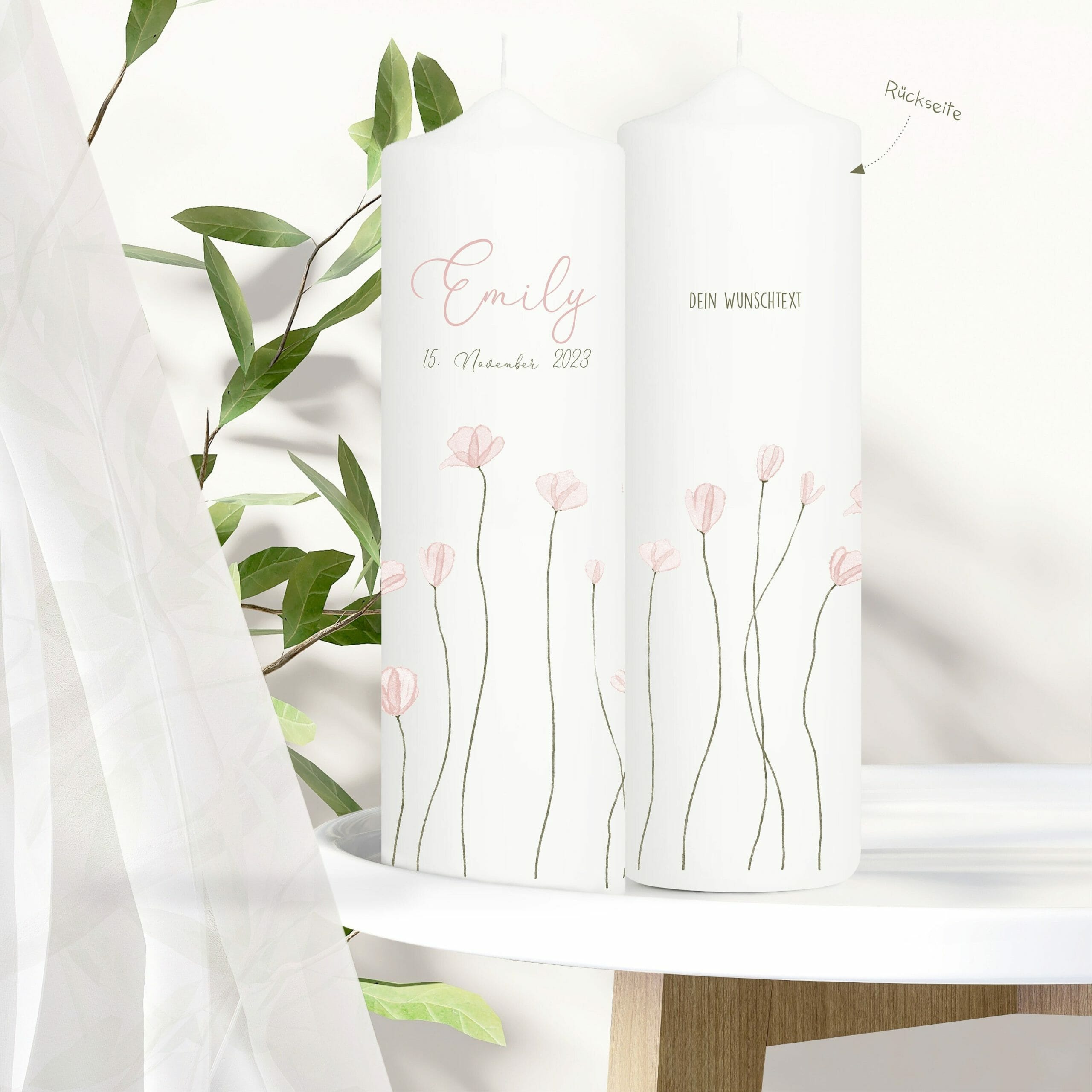 Weiße Kerze zur Taufe oder Geburt beidseitig bedruckt mit zart rosa Blumen