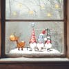 Auf dem Bild ist das Produkt: Fensterbild Winter Weihnachten Elch mit Zwergen Schlitten winterliche Fensterdeko wiederverwendbar zum Preis von €13.90 abgebildet.