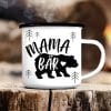 Auf dem Bild ist das Produkt: Emaille Campingbecher Mama Bär Muttertag Geschenk Kaffeebecher 300 ml zum Preis von €18.9 abgebildet.