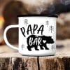 Auf dem Bild ist das Produkt: Emaille Campingbecher Papa Bär Vatertagsgeschenk Geschenk Vatertag 300 ml Kaffeetasse Becher zum Preis von €18.9 abgebildet.