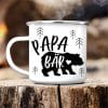 Auf dem Bild ist das Produkt: Emaille Campingbecher Papa Bär Vatertagsgeschenk Geschenk Vatertag 300 ml Kaffeetasse Becher zum Preis von €18.9 abgebildet.
