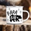 Auf dem Bild ist das Produkt: Emaille Campingbecher Papa Bär Vatertagsgeschenk Geschenk Vatertag 300 ml Kaffeetasse Becher zum Preis von €18.9 abgebildet.