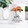 Auf dem Bild ist das Produkt: Keramiktasse “So müde wie heute war ich schon seit gestern nicht mehr!” mit Faultier zum Preis von €16.9 abgebildet.