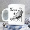 Auf dem Bild ist das Produkt: Tasse bedruckt Lachs mit Bierflasche im Anglerstuhl Relax Relachs Kaffeetasse Kaffeebecher zum Preis von €15.9 abgebildet.