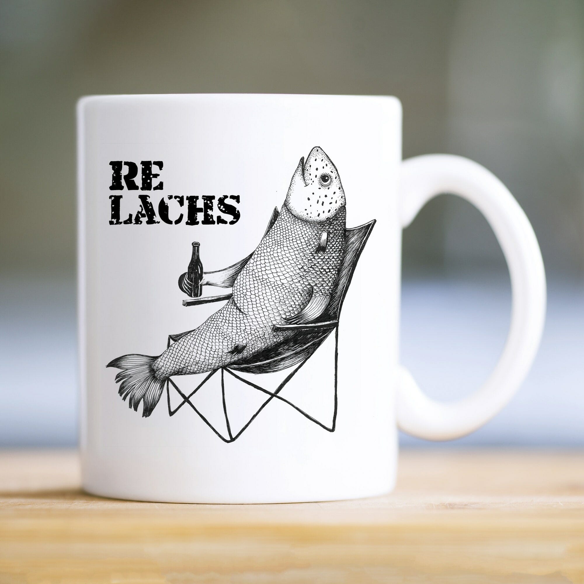 Tasse bedruckt mit einem Lachs mit Bierflasche im Anglerstuhl Relax Relachs, personalisiertes Geburtstagsgeschenk Kaffeetasse Kaffeebecher