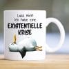 Auf dem Bild ist das Produkt: Tasse bedruckt Möwe Lass mich. Ich habe eine existenzielle Krise Becher lustiger Spruch maritim zum Preis von €16.9 abgebildet.