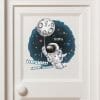 Auf dem Bild ist das Produkt: Türaufkleber Astronaut personalisiert mit Spruch “Vorsicht, andere Galaxy” zum Preis von €24.9 abgebildet.