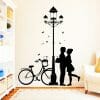 Auf dem Bild ist das Produkt: Wandtattoo Straßenlaterne mit Liebenden Fahrrad zum Preis von €29.9 abgebildet.