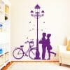 Auf dem Bild ist das Produkt: Wandtattoo Straßenlaterne mit Liebenden Fahrrad zum Preis von €29.9 abgebildet.