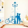 Auf dem Bild ist das Produkt: Wandtattoo Straßenlaterne mit Liebenden Fahrrad zum Preis von €29.9 abgebildet.