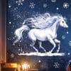 Auf dem Bild ist das Produkt: Fensterbild Pferd Winter Galopp Schneeflocken wiederverwendbare Fensteraufkleber Kinderzimmer Mädchen Kind zum Preis von €13.90 abgebildet.