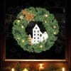 Auf dem Bild ist das Produkt: Fensterbild Weihnachten Weihnachtskranz Deko Winter Schneeflocken Stern Holzoptik Häuser Fensteraufkleber Fensterdeko zum Preis von €13.90 abgebildet.