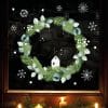 Auf dem Bild ist das Produkt: Fensterbild Weihnachten Weihnachtskranz Eukalyptus Deko Winter Schneeflocken Stern Holzoptik Fensteraufkleber wiederverwendbar zum Preis von €13.90 abgebildet.