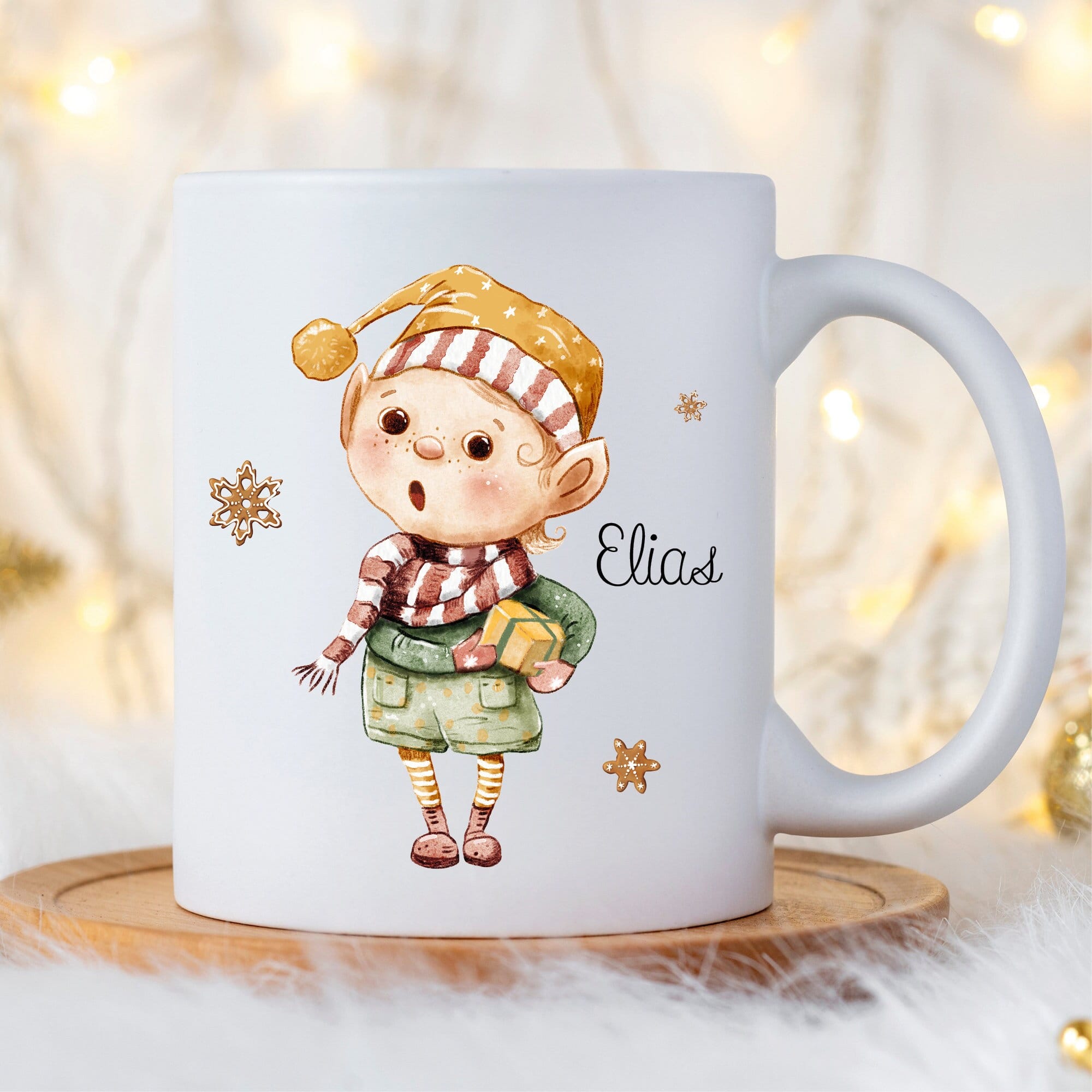 Tasse Winter bedruckt Elf mit einem Geschenk, Schneeflocken und dem Wunschnamen, personalisiertes Geschenk Geburtstag Kaffeetasse