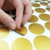 Auf dem Bild ist das Produkt: Wandtattoo Deko Punkte (192teilig) – Farbe Gold zum Preis von €12.9 abgebildet.